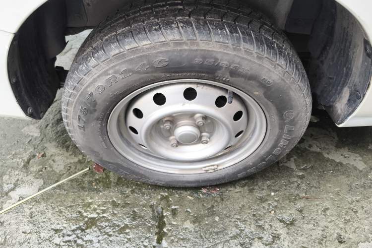 Used Wuling Hongguang V 2022 1.5L Jingqu Edition Electric-Assist LAR Right Rear Wheel Hub