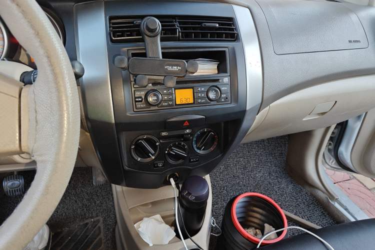 Used Nissan Livina 2010 Jingyue Edition 1.6L Manual All-Around Model Audio And AC Panel