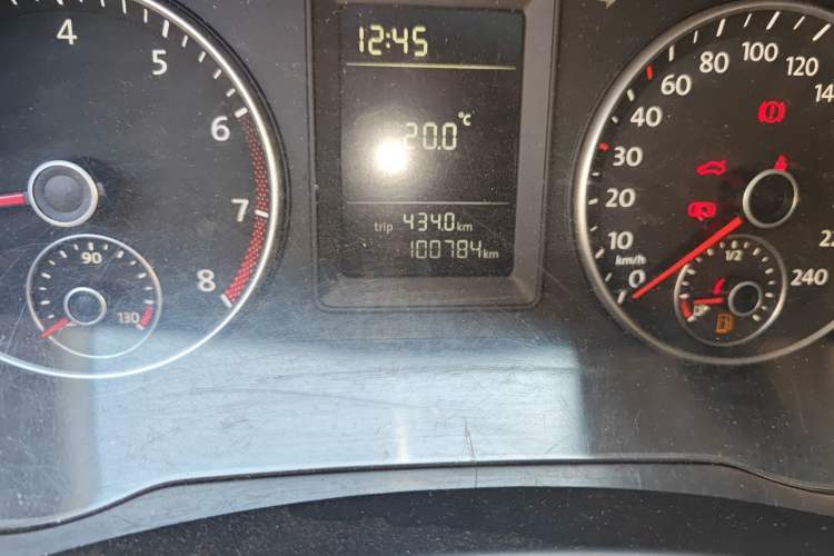 Used Volkswagen Sagitar 2011 1.6L Manual Comfort Version Odometer Close Up