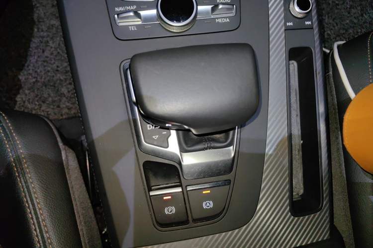 Used Audi Q5L 2018 45 TFSI Prestige Fashion Edition China V Emission Standard Gear Lever