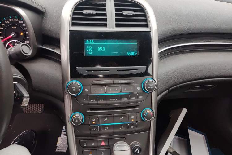 Used Chevrolet Malibu 2013 1.6T Automatic Comfort Edition Audio And AC Panel