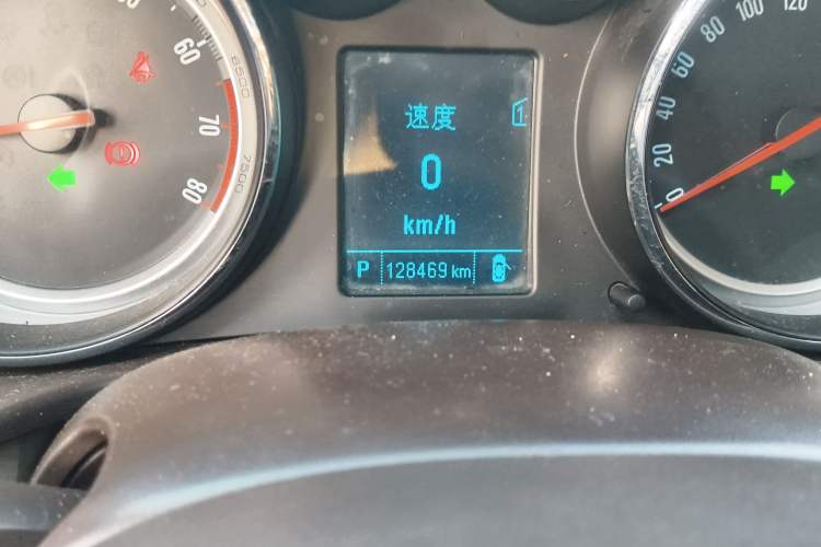 Used Buick Regal 2012 2.0L Luxury Edition Odometer Close Up