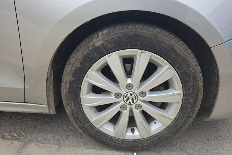Used Volkswagen Sagitar 2014 Revised Version 1.6L Manual Comfort Edition Right Front Wheel Hub