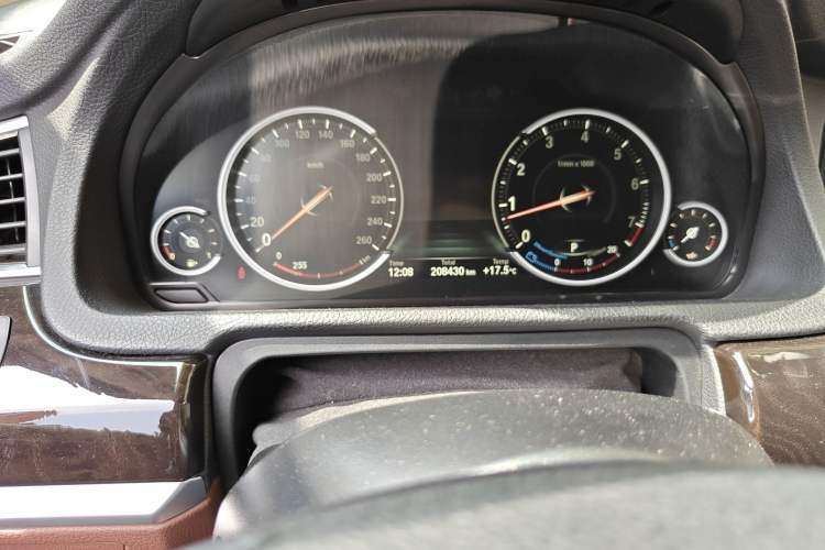 Used BMW 5 Series GT 2014 528i Leading Model Odometer Close Up