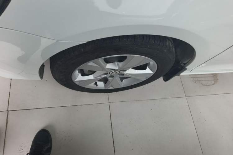 Used Volkswagen Bora 2014 1.6L Automatic Comfort Model Left Front Wheel Hub