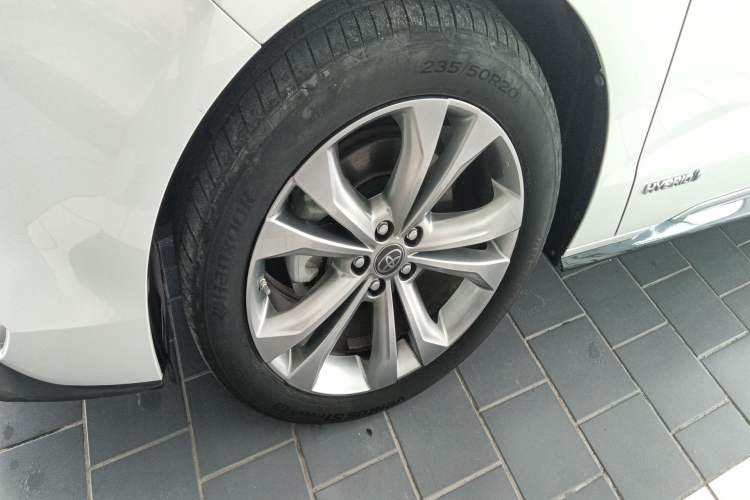 Used Toyota SIENNA 2021 2.5L Hybrid Platinum Edition Left Front Wheel Hub
