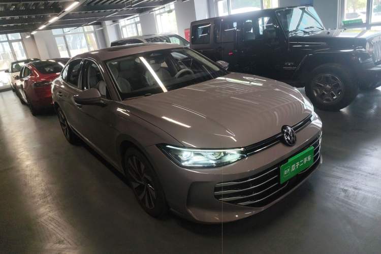 Used Volkswagen Passat 2025 Pro 380TSI Dragon Glory Edition Front Right 45 Deg