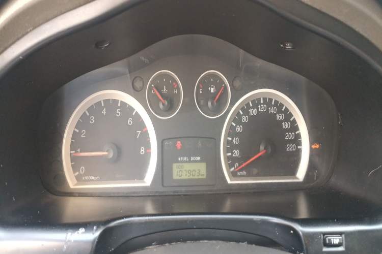 Used Huatai Santa Fe Classic 2012 2.0L Gasoline Manual Two-Wheel Drive with Sunroof Instrument Cluster