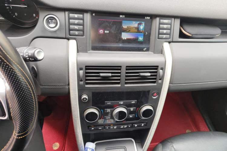 Used Land Rover Discovery Sport 2017 2.0T SE Audio And AC Panel