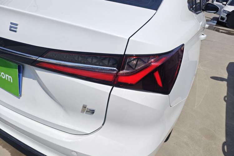 Used Roewe i5 2023 1.5L CVT Luxury Edition Right Rear Taillight