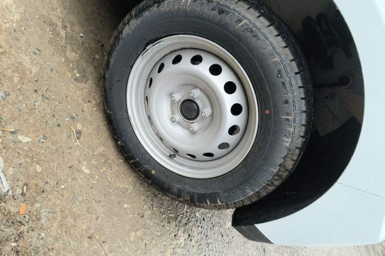 Used JMC E Fushun 2025 Model, Open Window Version, 41.86 kWh, Short Axle, Low-roof Right Front Wheel Hub