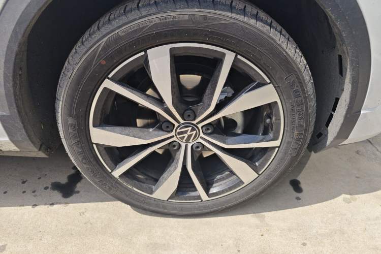Used Volkswagen T-ROC 2023 300TSI DSG Two-Wheel-Drive Chen Guang Edition Right Front Wheel Hub