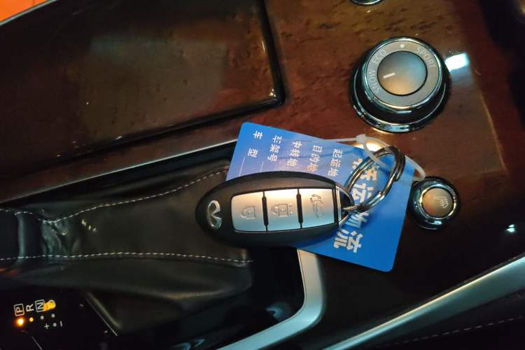 Used Infiniti QX60 2016 2.5 S/C Hybrid Two-Wheel-Drive Excellence Edition China V Standard
