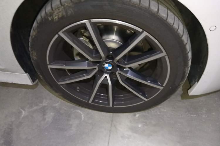 Used BMW 3 Series 2025 325i M Sport Package Right Front Wheel Hub
