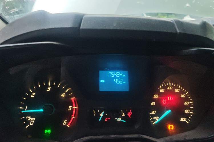 Used Ford Transit 2019 2.0T Diesel Multi-Purpose Commercial Vehicle Mid-Drive Mid-Roof 6-Seater China VI Standard