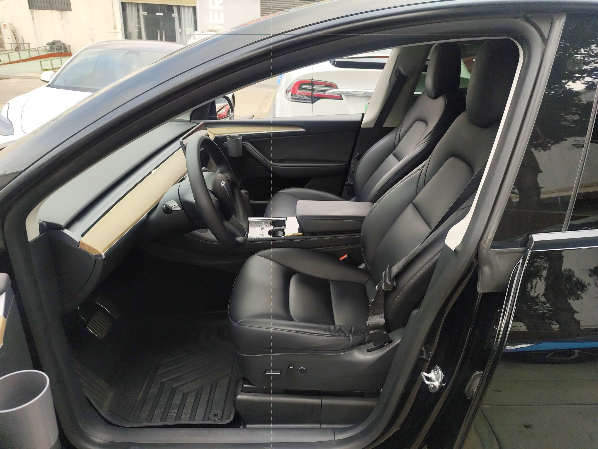 المقاعد الأمامية داخل السيارة