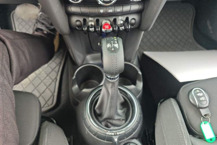 Used MINI 2015 1.5T COOPER Fun Five-Door Edition Gear Lever