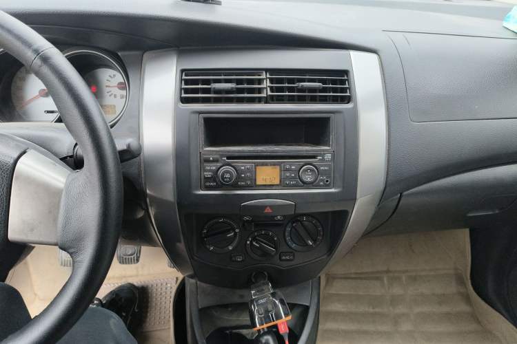 Used Nissan Livina 2010 JINRUI Edition 1.6L Manual Smart Model Audio And AC Panel