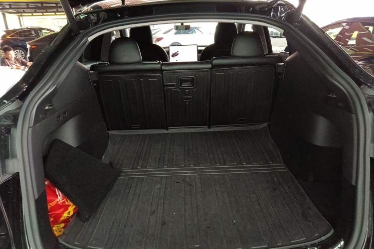 Used Tesla Model Y 2021 Standard Range Rear-Wheel Drive Version Trunk