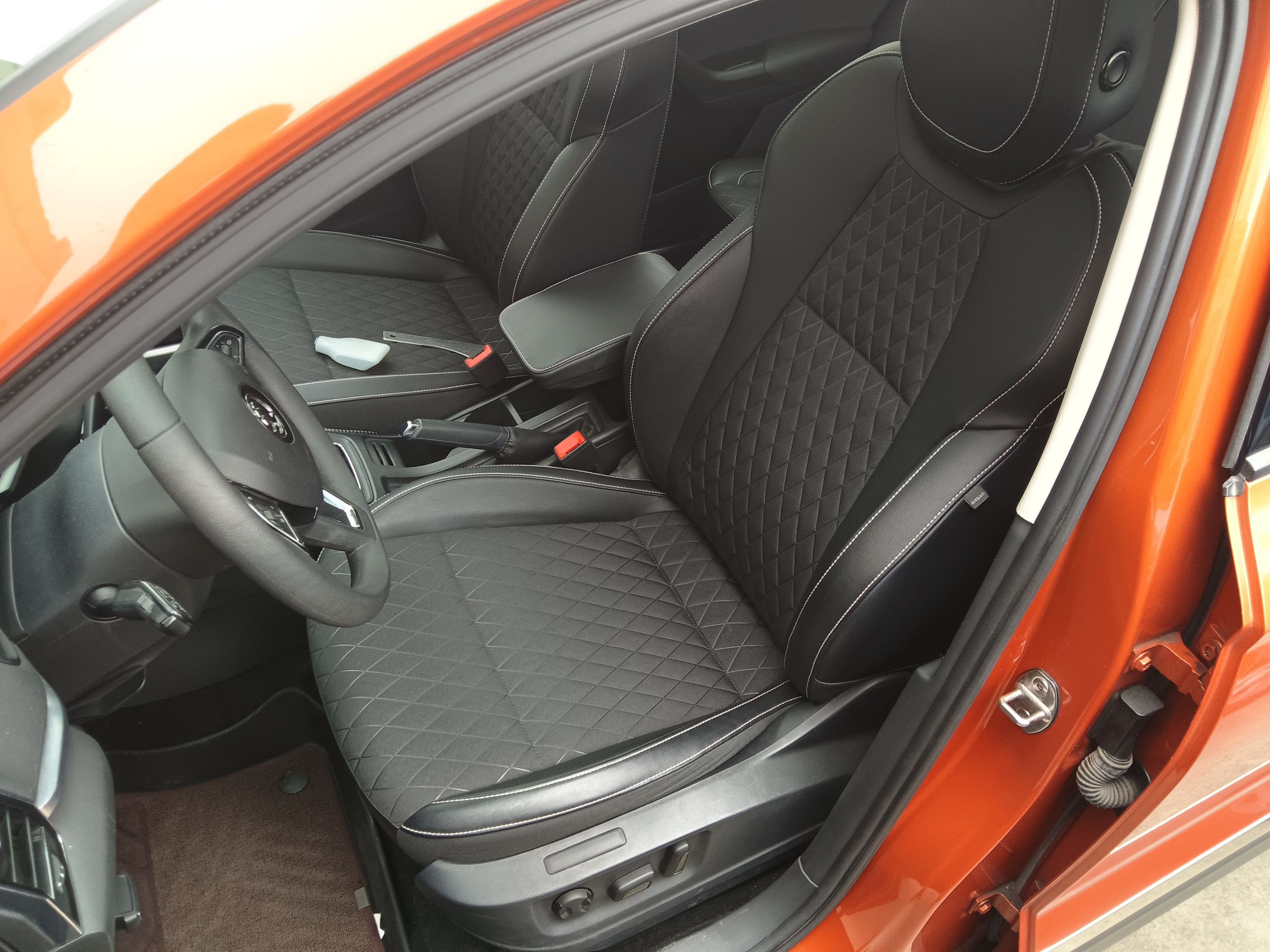 Переднее сиденье в автомобиле