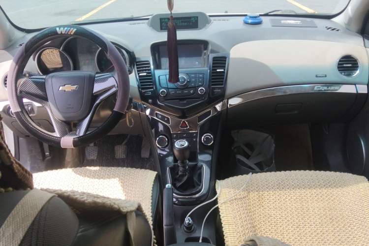 Used Chevrolet Cruze 2013 1.6L SE MT Center Console