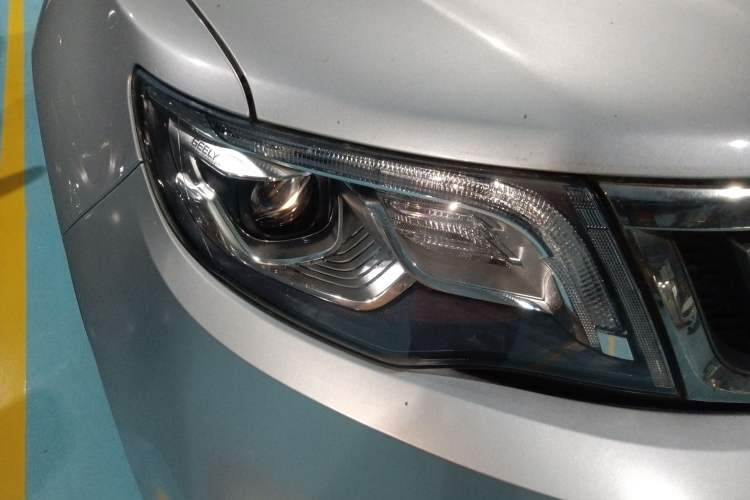 Used Geely Auto Emgrand X7 Sport 2018 1.8TD Automatic Two-Wheel Drive Smart Connect 4G Internet Edition Right Front Headlight