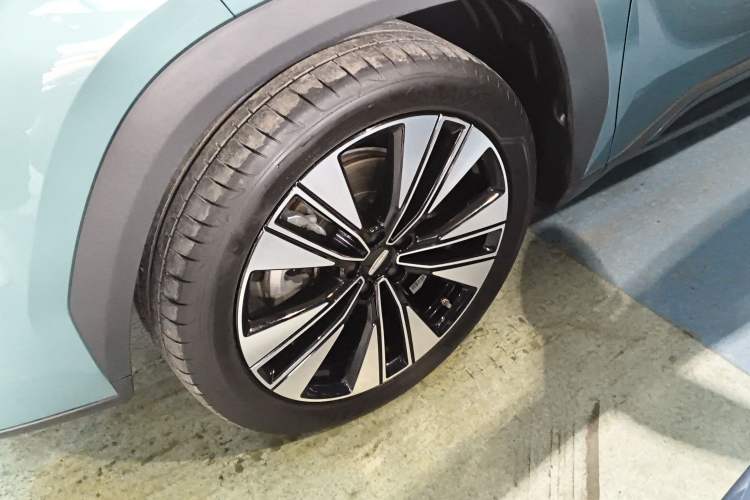 Used Geely Auto FX11 2025 4th Generation 1.5TD DCT Jinxiu Exterior 4