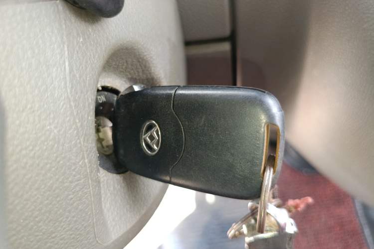 Used SAIC MAXUS Xintu V80 2015 2.5T Manual Aoyuntong Version Short Wheelbase Mid-Roof