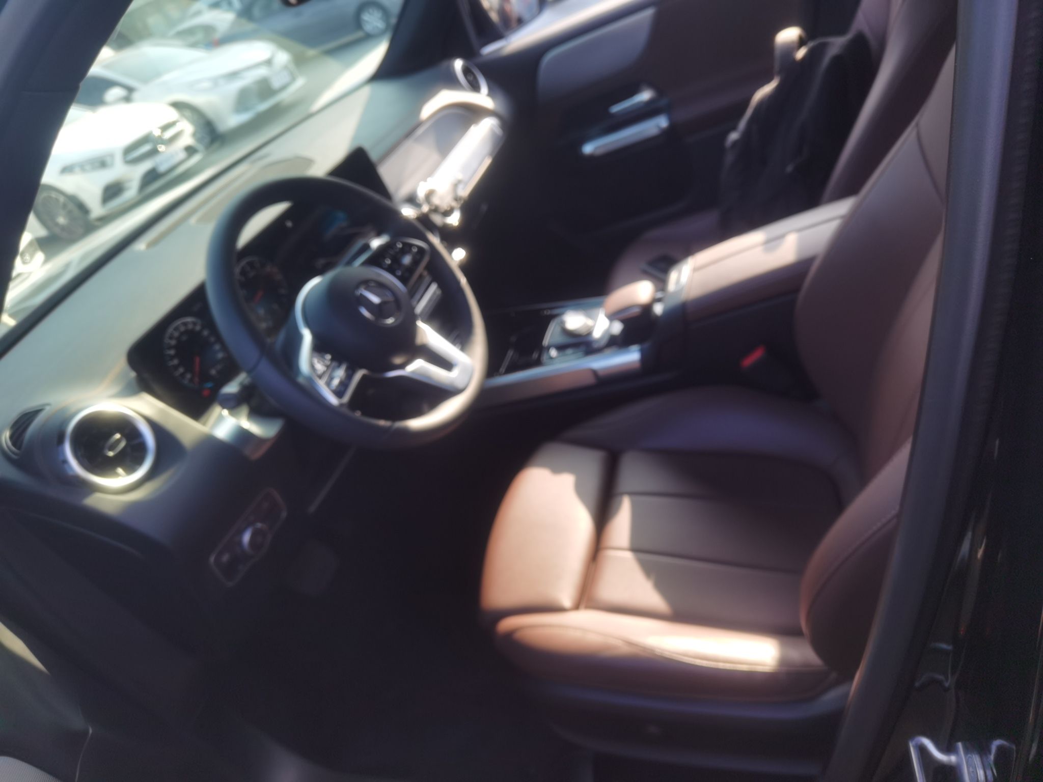 المقاعد الأمامية داخل السيارة