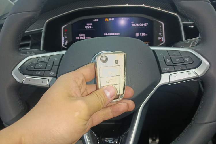 Used Volkswagen Tiguan L 2024 Outstanding Model 330TSI Automatic Two-Wheel Drive R-Line Dragon Glory Edition Vehicle Key