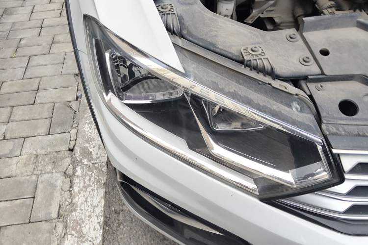 Used Volkswagen C-TREK 2018 1.5L Automatic Comfort Model Right Front Headlight