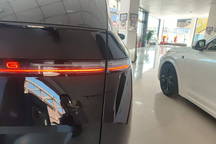 Used XPeng X9 2024 702 Ultra-Long Range Pro Exterior 3