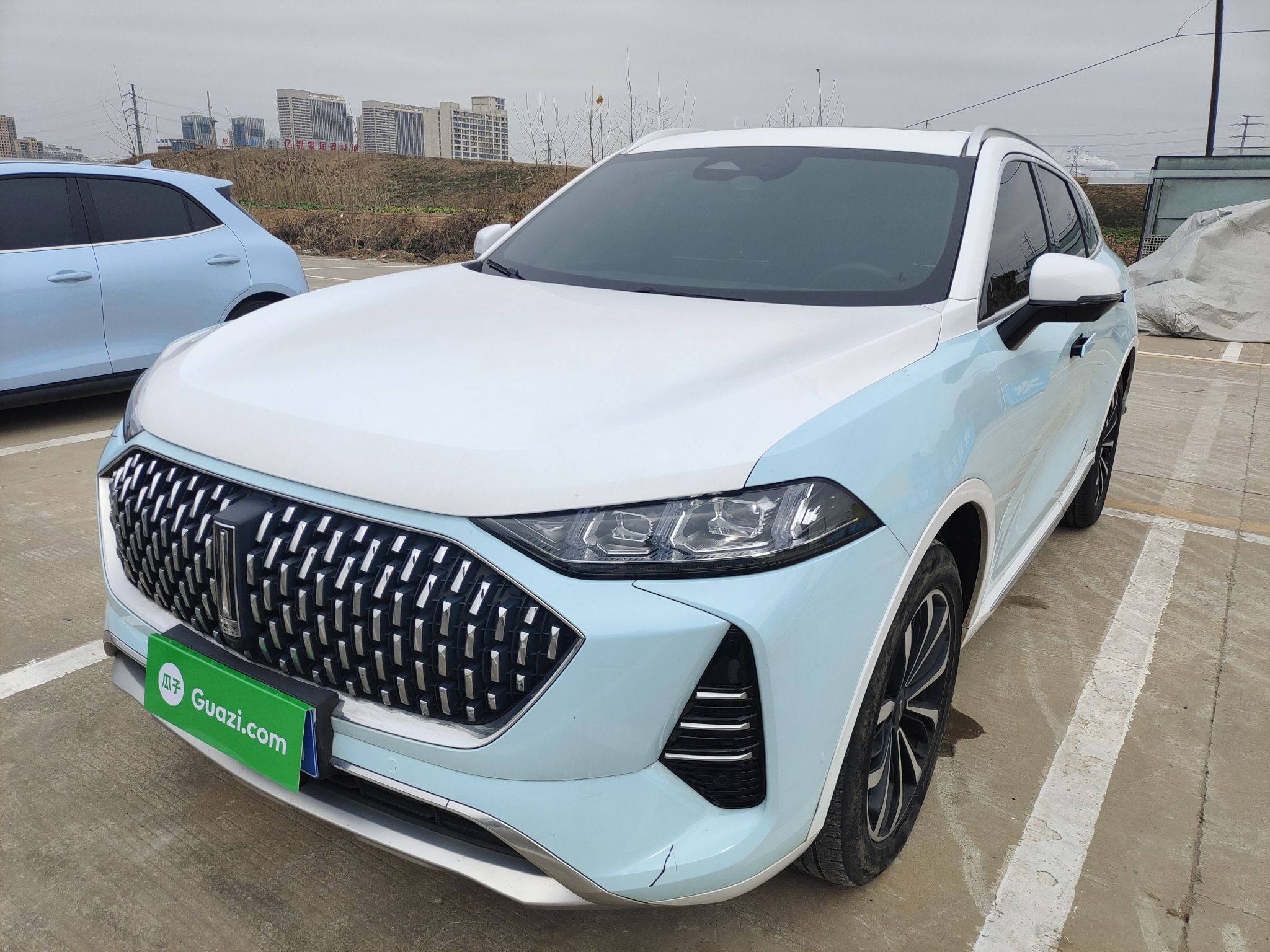 تحت مقدمة السيارة