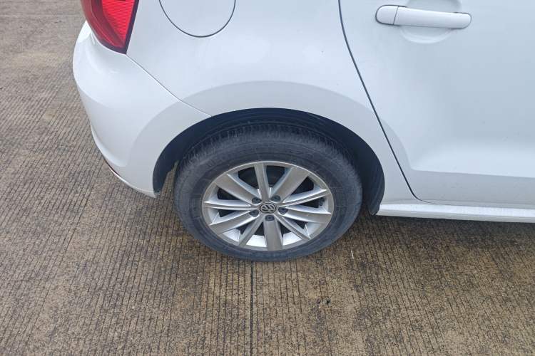 Used Volkswagen Polo 2014 1.6L Automatic Comfort Edition Right Rear Wheel Hub