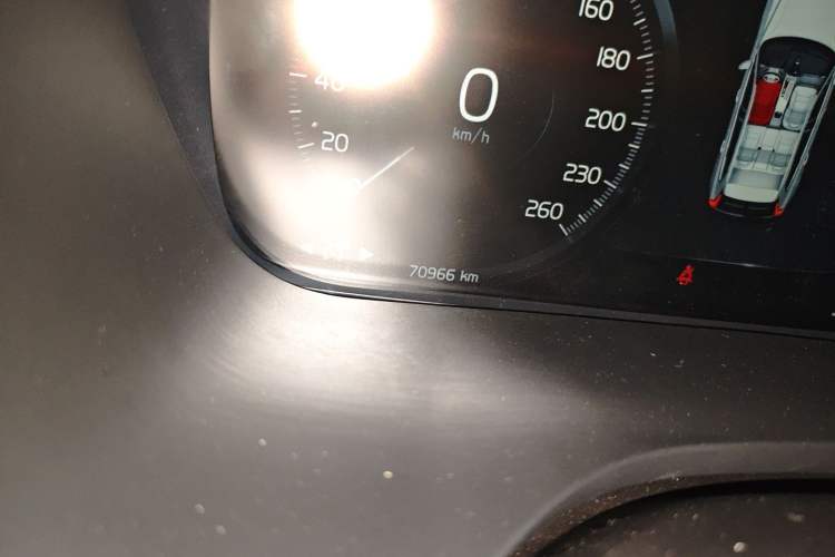 Used Volvo XC60 2020 T5 4x4 Smart Luxury Edition Odometer Close Up