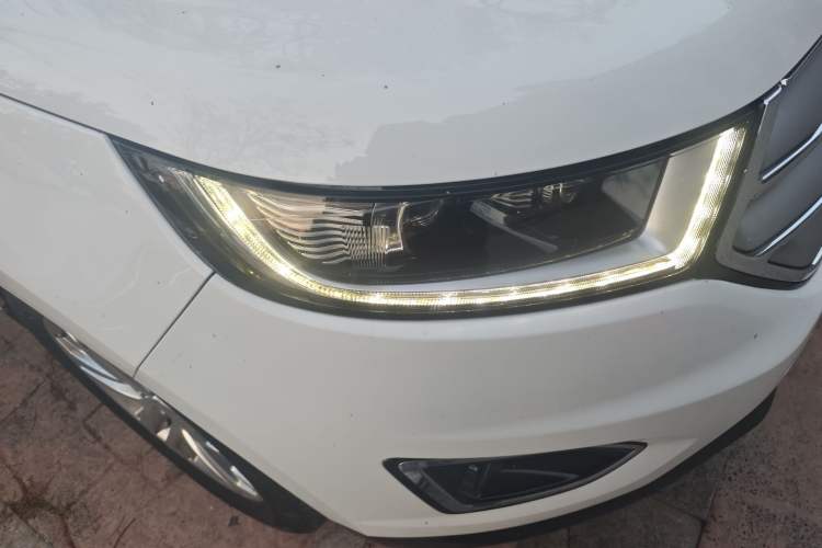 Used Ford Edge 2015 2.0T GTDi Two-Wheel-Drive High-Line Version
