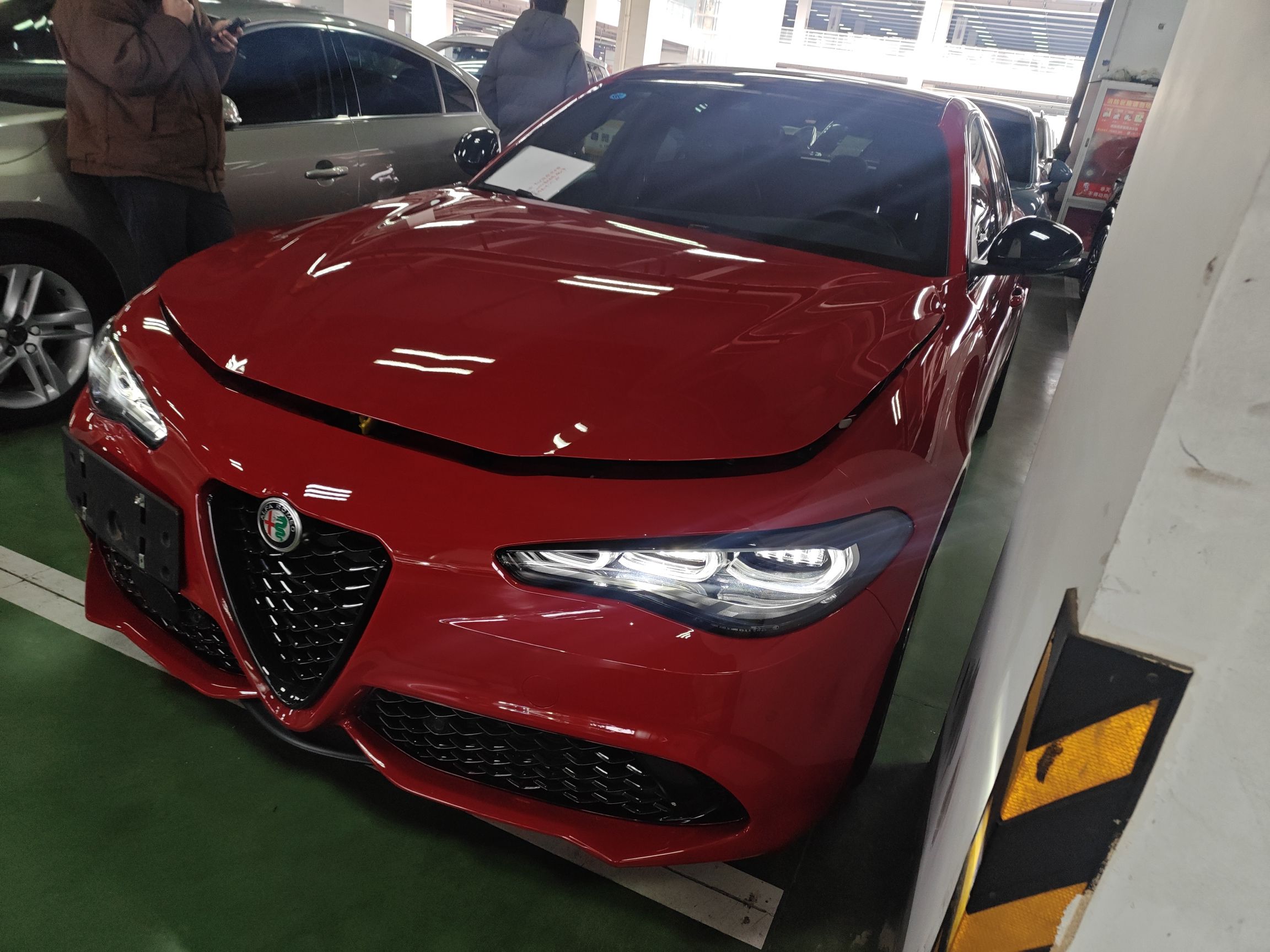 تحت مقدمة السيارة