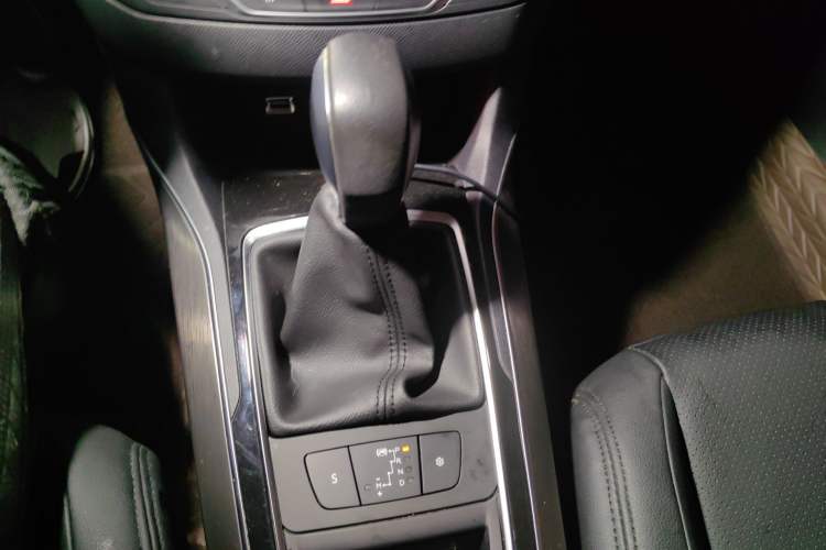 Used Peugeot 408 2015 1.2T Automatic Luxury Edition Gear Lever
