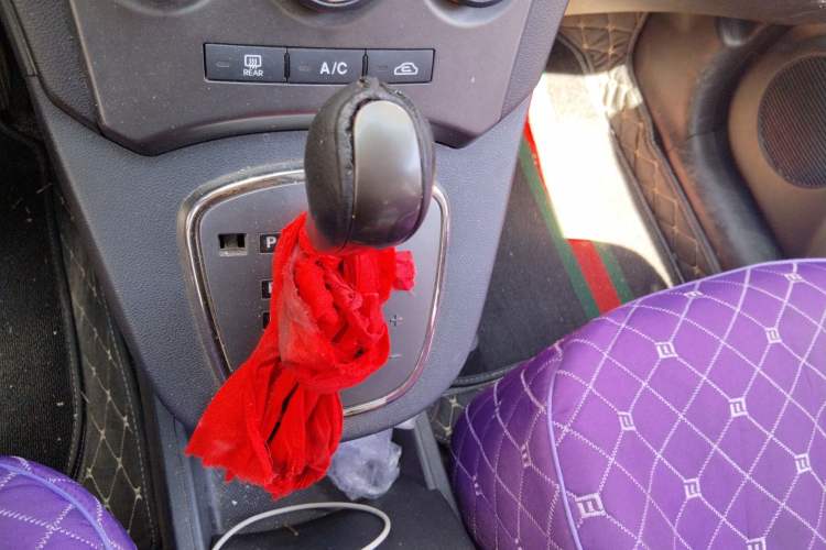 Used Kia Carens 2011 2.0L 7-Seater Automatic Standard Edition Gear Lever