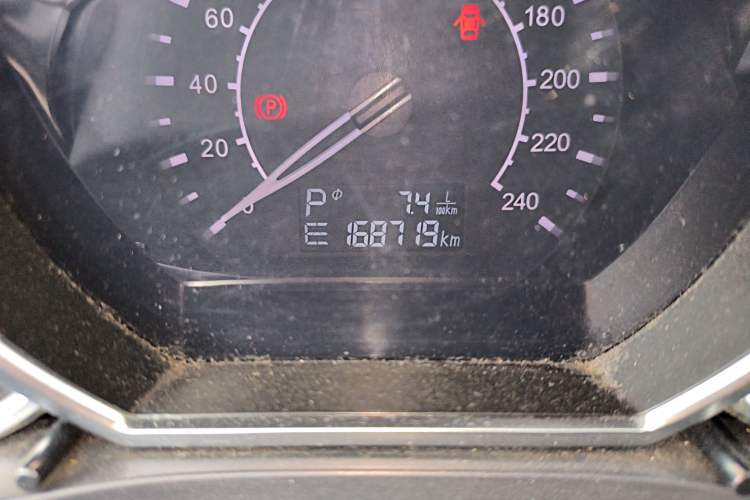 Used Zotye Z500 2015 1.5T CVT Luxury Model Odometer Close Up