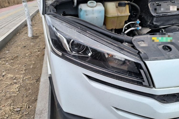 Used Iveco Daily 2023 2.5T V40 Van Long Wheelbase Mid-Roof Dual Tires Manual Doors 2-3 Seater
