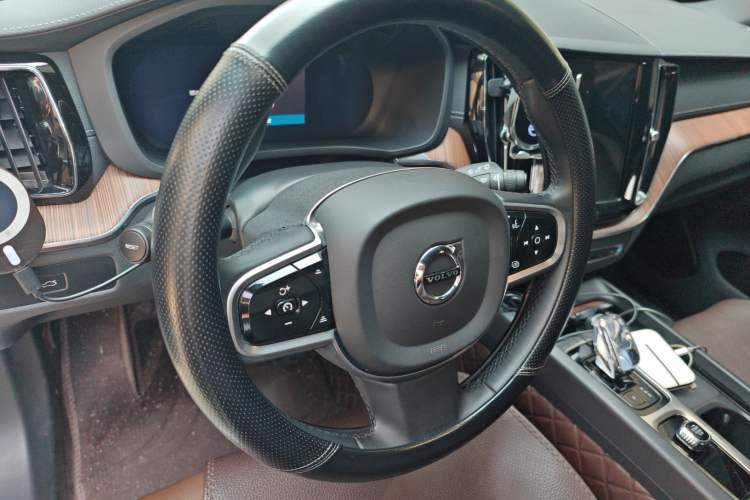 Used Volvo XC60 2024 B5 4x4 Smart Luxury Edition
