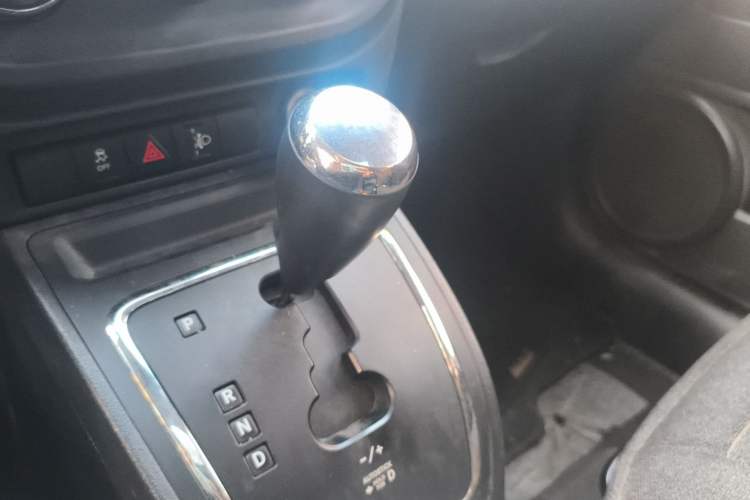 Used Jeep Compass 2015 2.0L two-wheel drive sport version Gear Lever