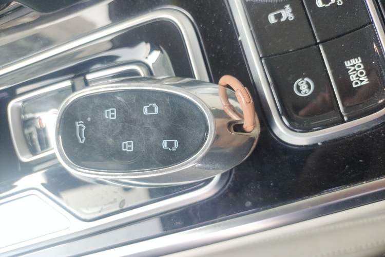 Used JAC Refine RF8 PHEV 2024 Zhiling Edition 1.5T 150KM Flagship Model – Lithium Iron Phosphate Vehicle Key