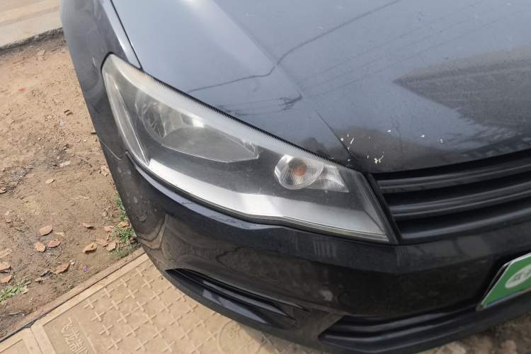 Used Volkswagen Jetta 2015 1.6L Automatic Fashion Model Right Front Headlight