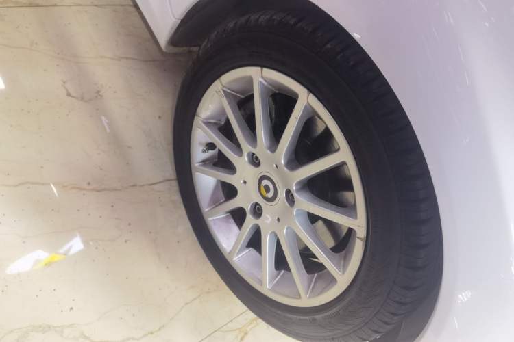 Used smart fortwo 2013 1.0 MHD Hardtop Chocolate Special Edition Right Front Wheel Hub