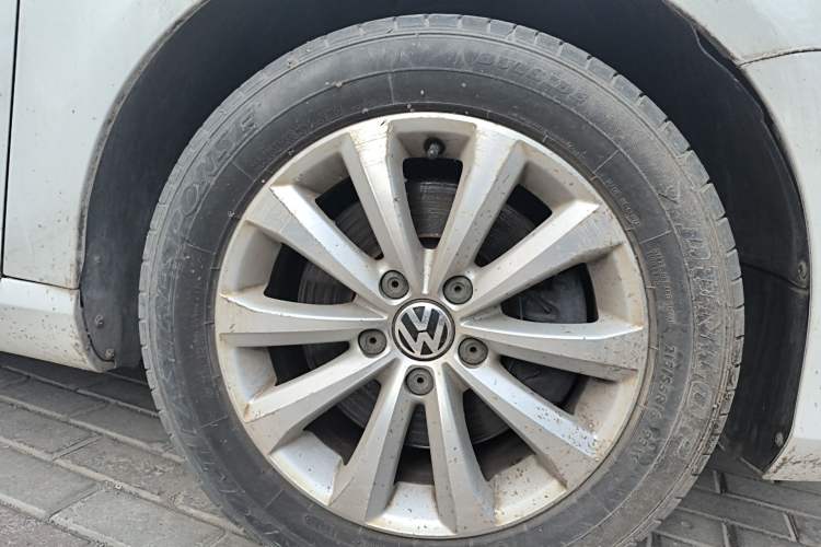 Used Volkswagen Magotan 2013 1.8TSI Prestige Model Right Front Wheel Hub