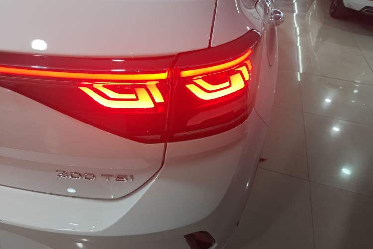 Used Volkswagen T-ROC 2025 Facelifted 300TSI DSG Two-Wheel-Drive Chen Guang Edition
