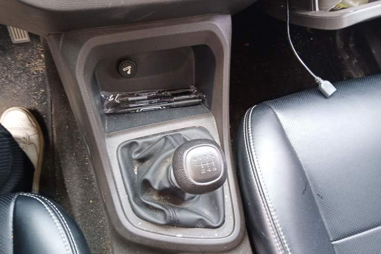 Used Wuling Hongguang V 2022 1.5L Jingqu Edition Enclosed-Window Vehicle with Hydraulic Power Steering LAR Gear Lever