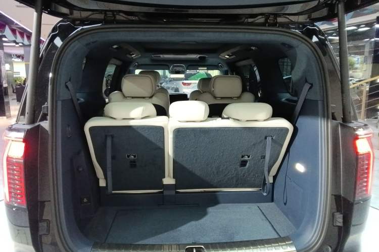 Used Zeekr 009 2024 7-Seater Walk-Through Version Four-Wheel Drive 108 kWh Trunk